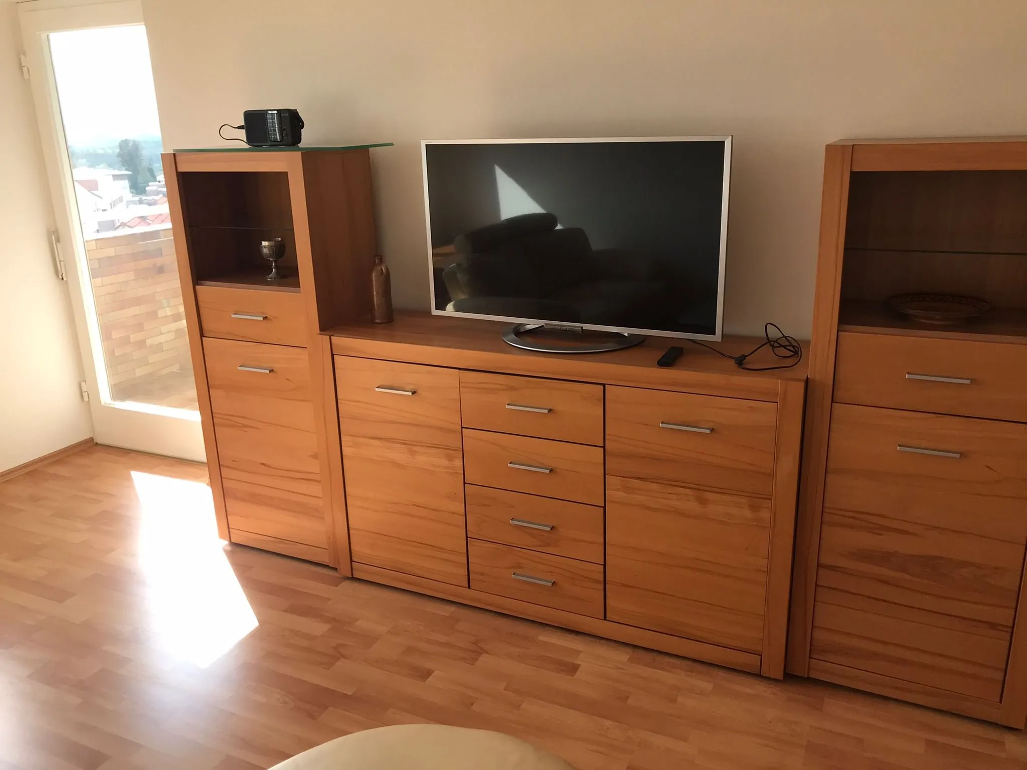 Wohnwand mit Flachbild-TV
