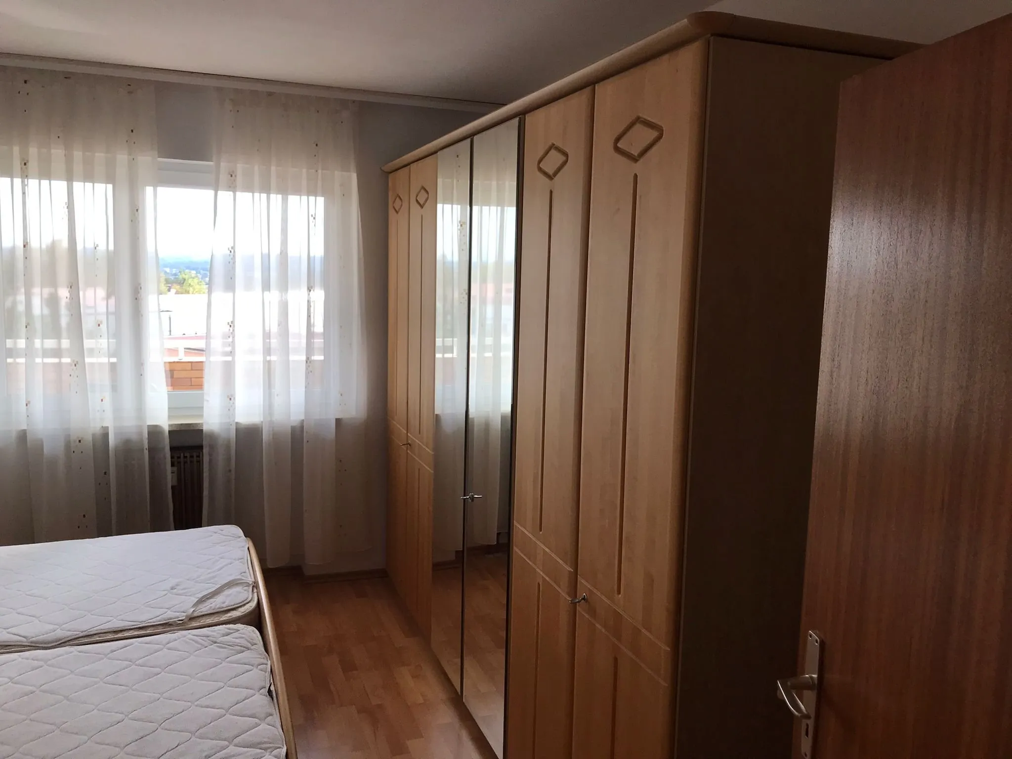 Schlafzimmer mit großem Kleiderschrank