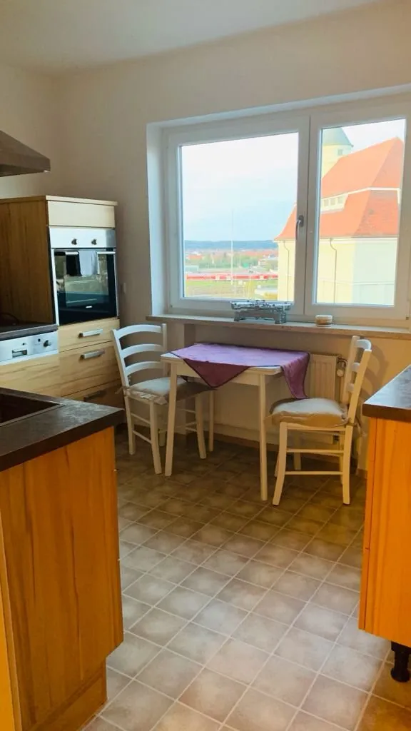 Wohnküche mit Esstisch am Fenster