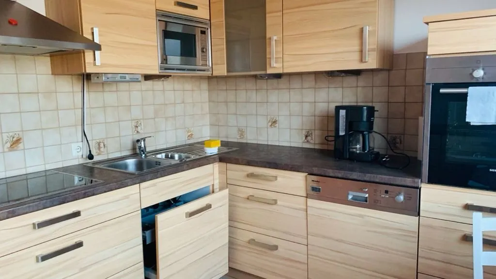 Küchenzeile mit Backofen und Mikrowelle