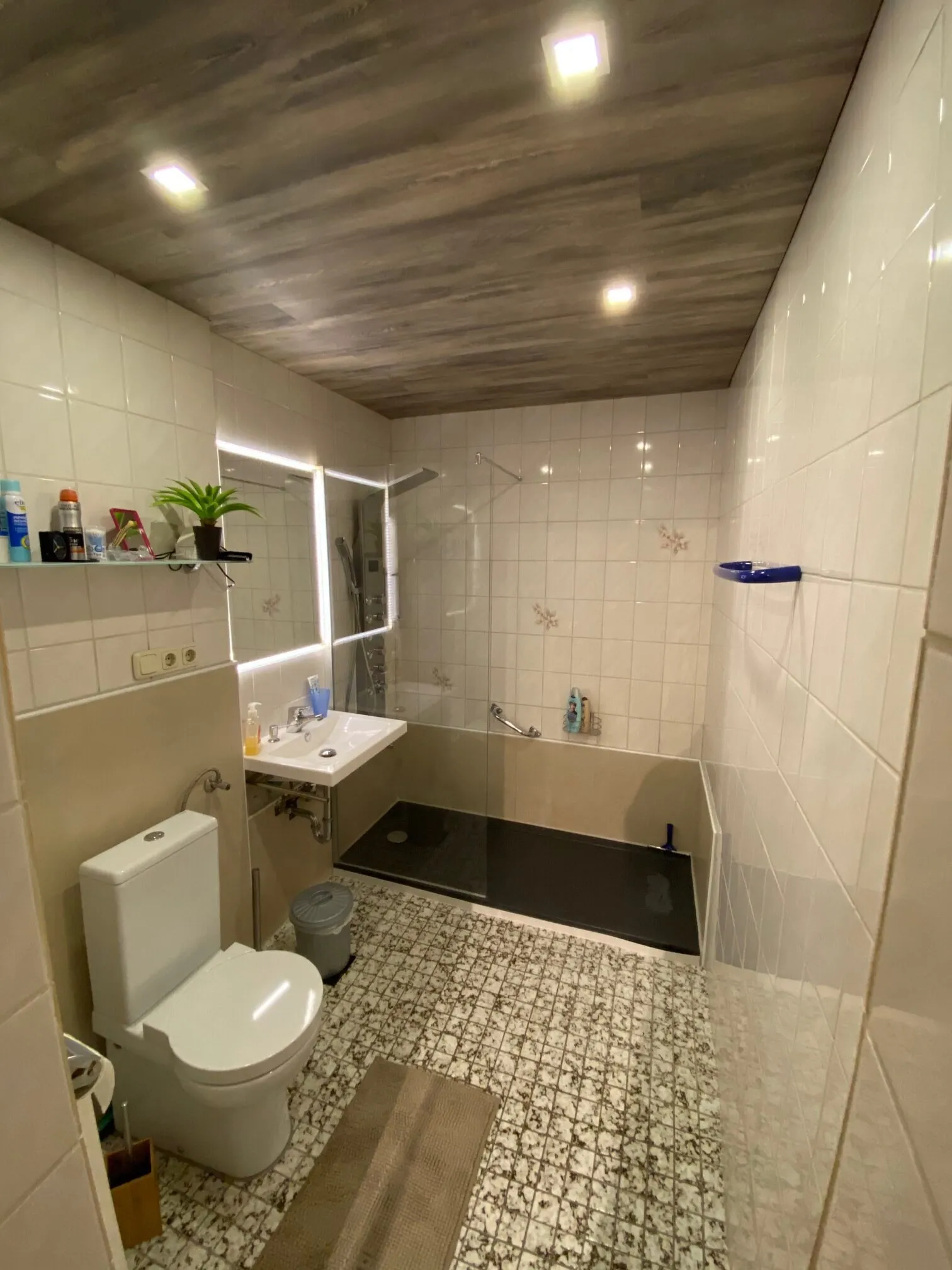 Bad mit Holzdecke und bodengleicher Dusche