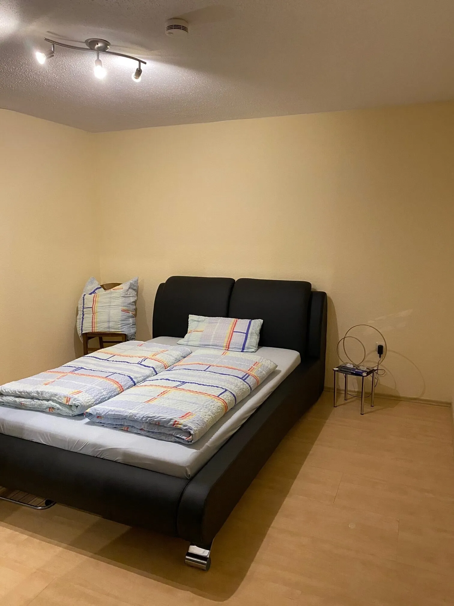Schlafzimmer mit Doppelbett