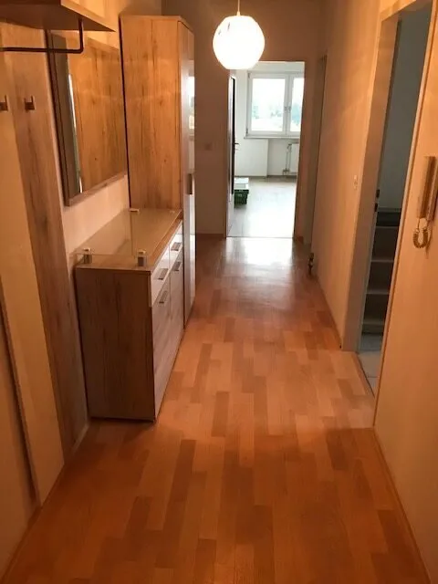 Langer Flur mit Garderobe