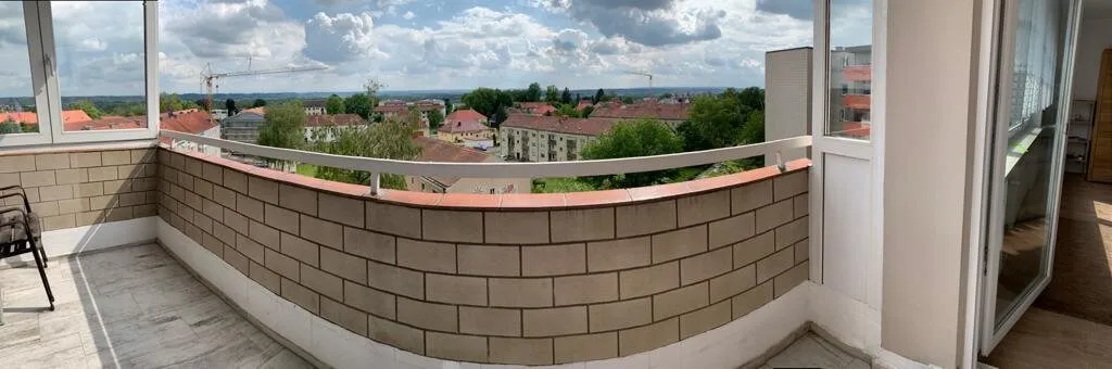 Verglaste Loggia mit Blick über die Stadt