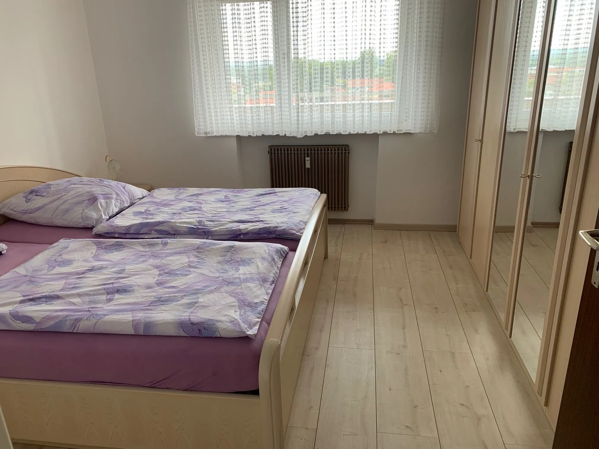 Schlafzimmer mit sechstürigem Kleiderschrank