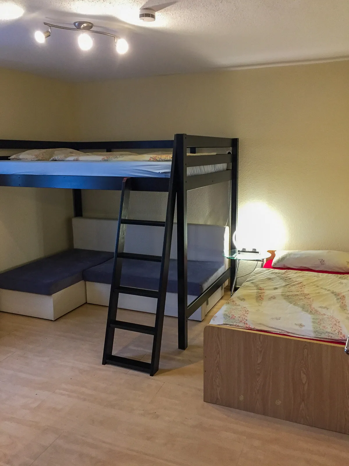 Zimmer mit Hochbett und Einzelbett