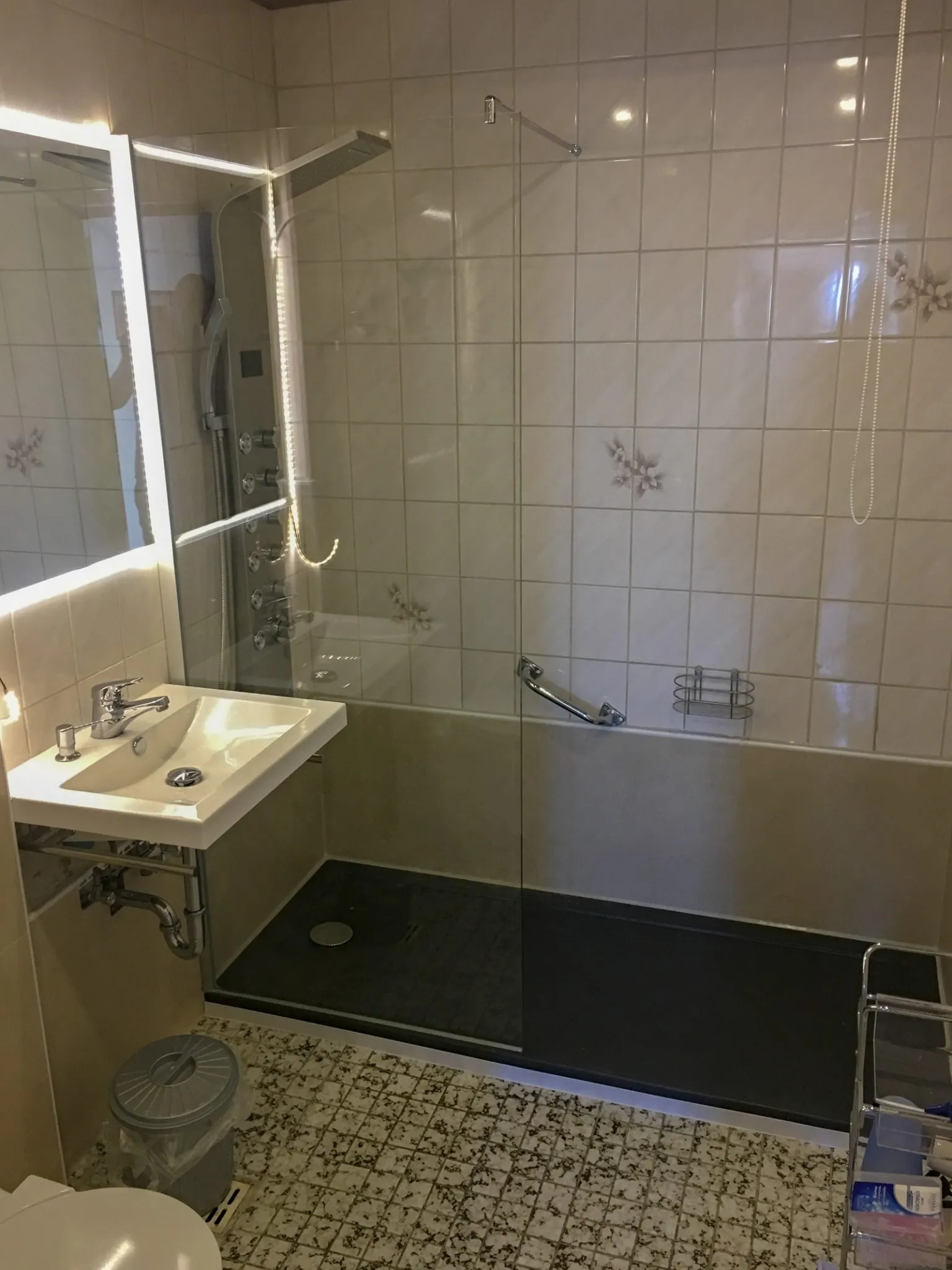 Bad mit großer Dusche