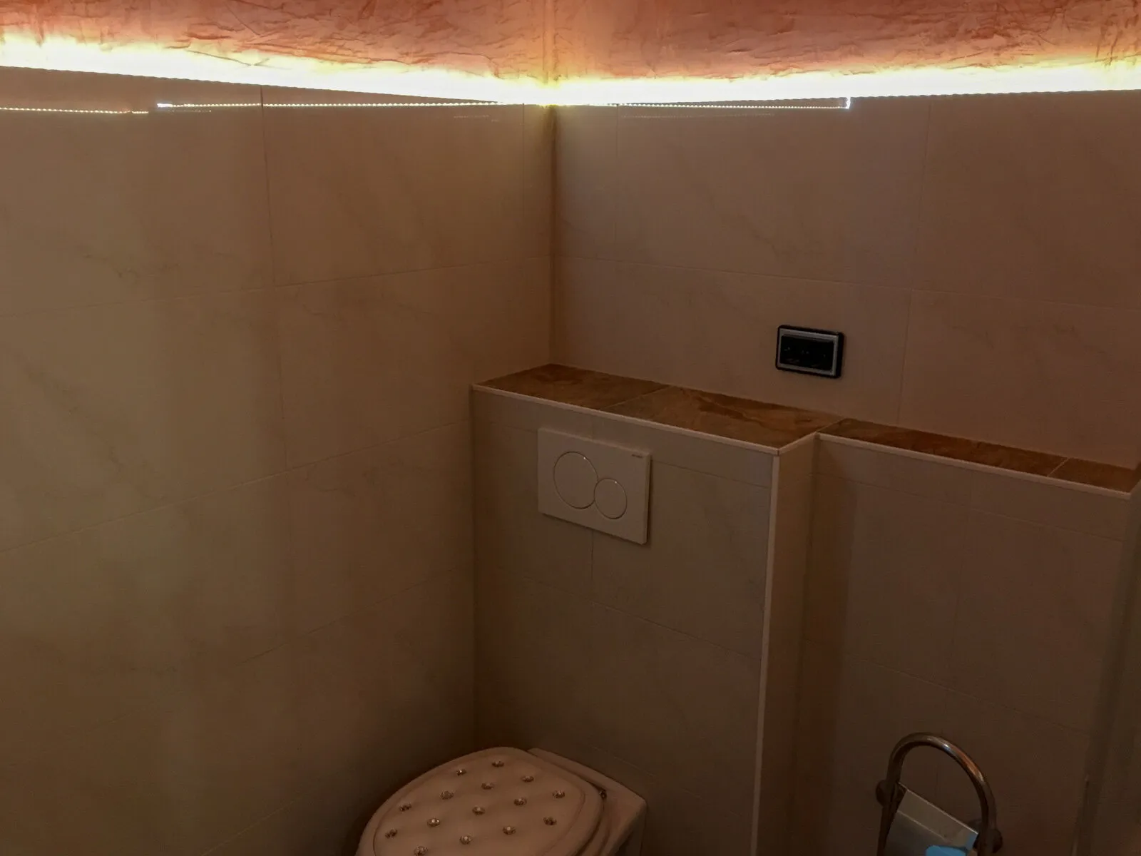 WC mit indirekter Beleuchtung