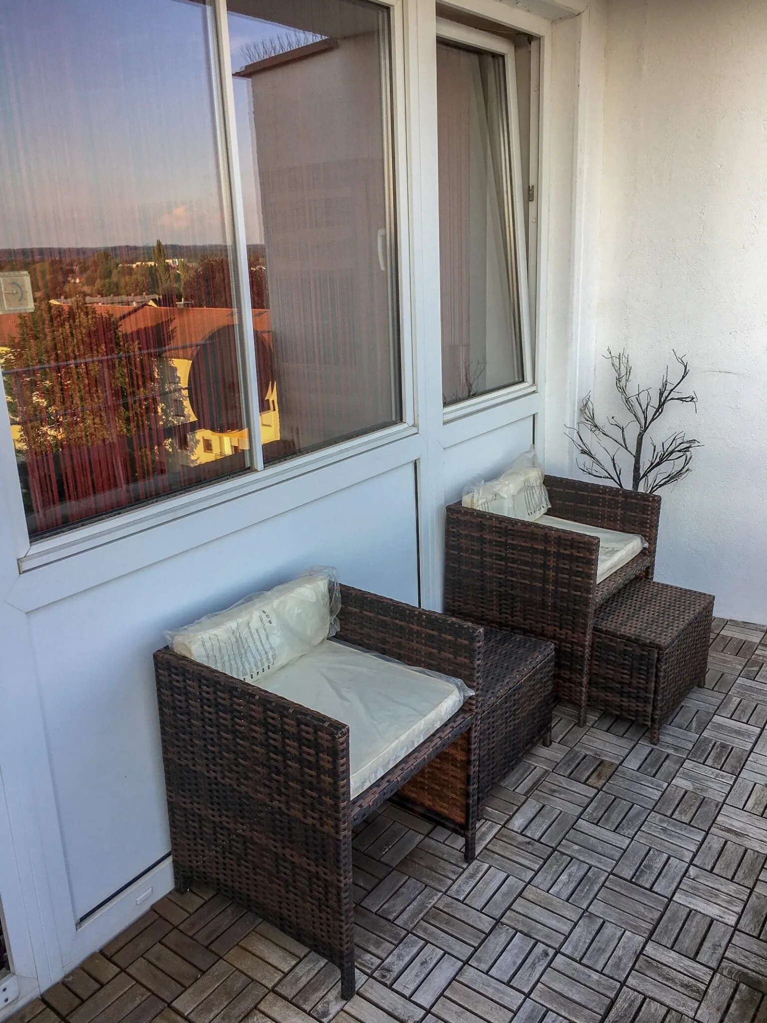 Balkon mit Rattansesseln