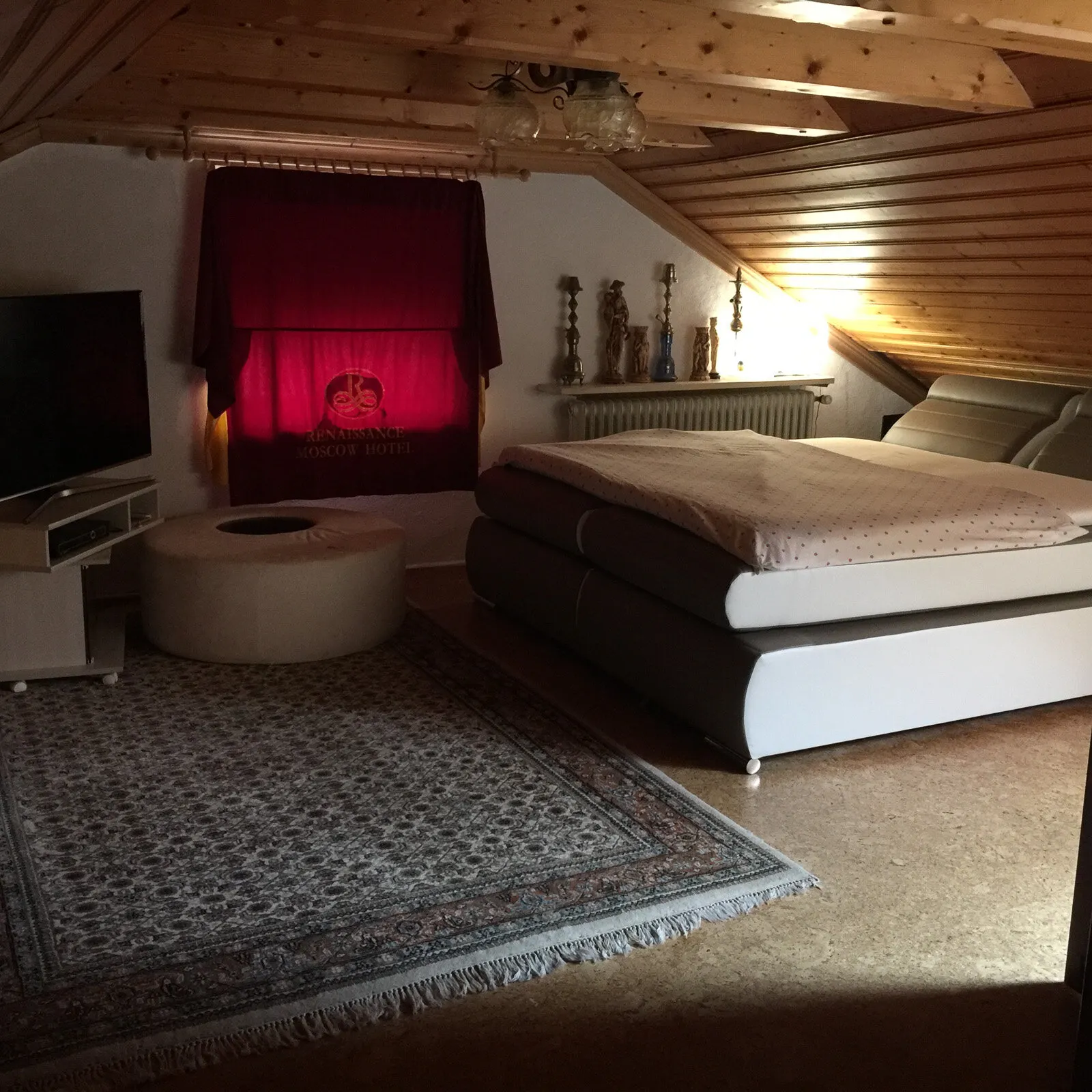 Schlafzimmer im Dachgeschoss mit Holzdecke