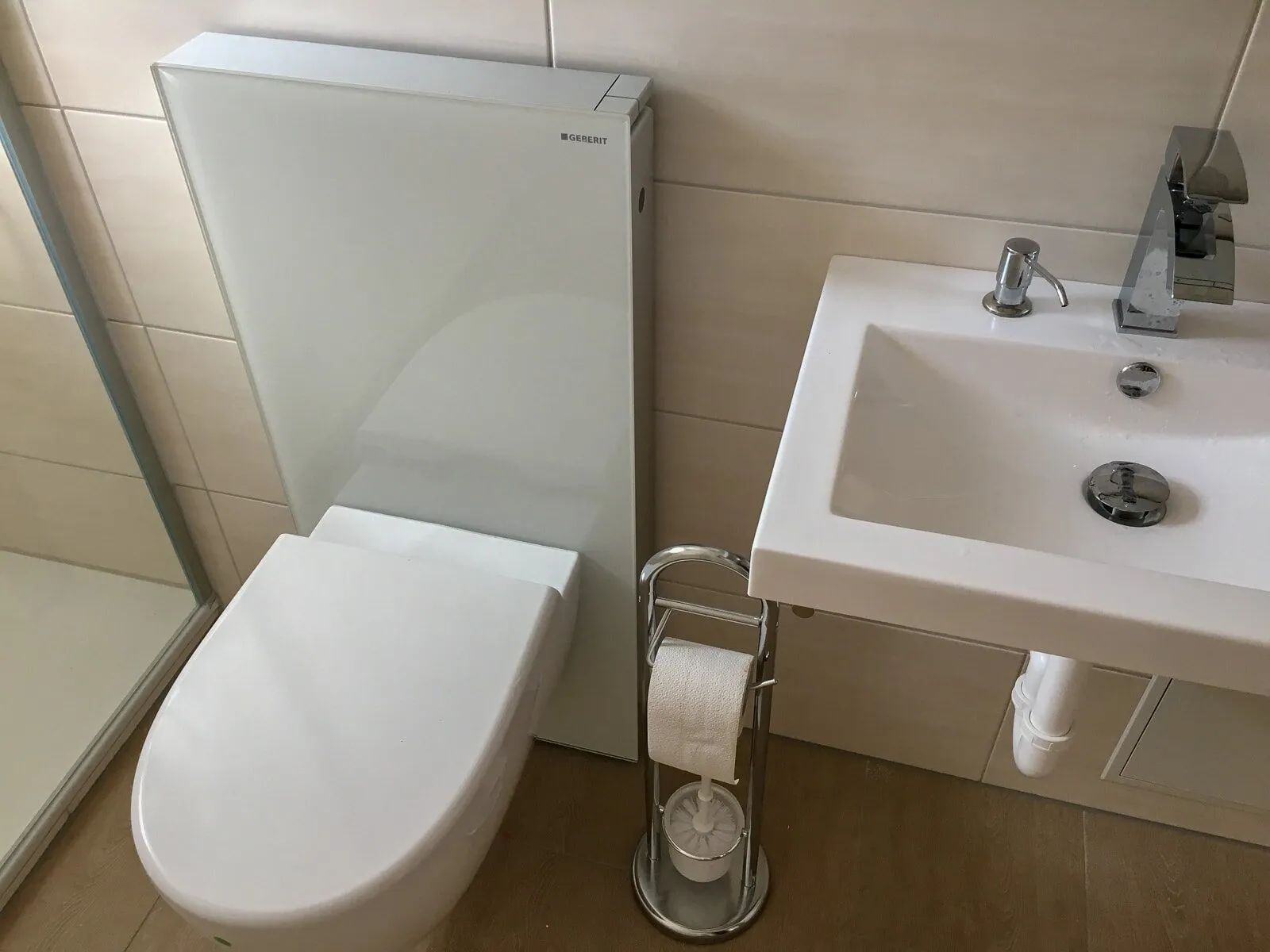Modernes WC mit Waschtisch