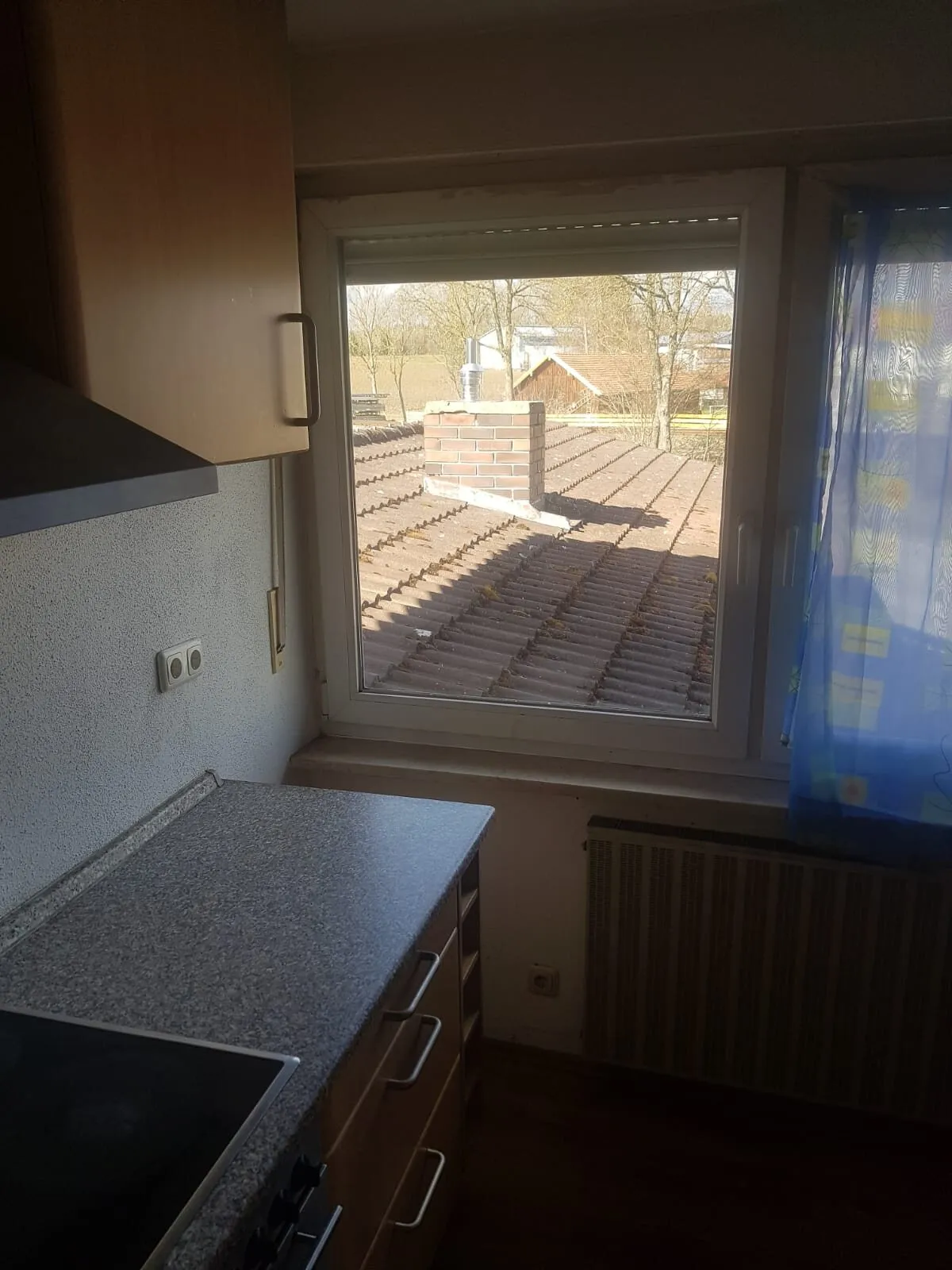 Küchenfenster mit Blick über die Dächer