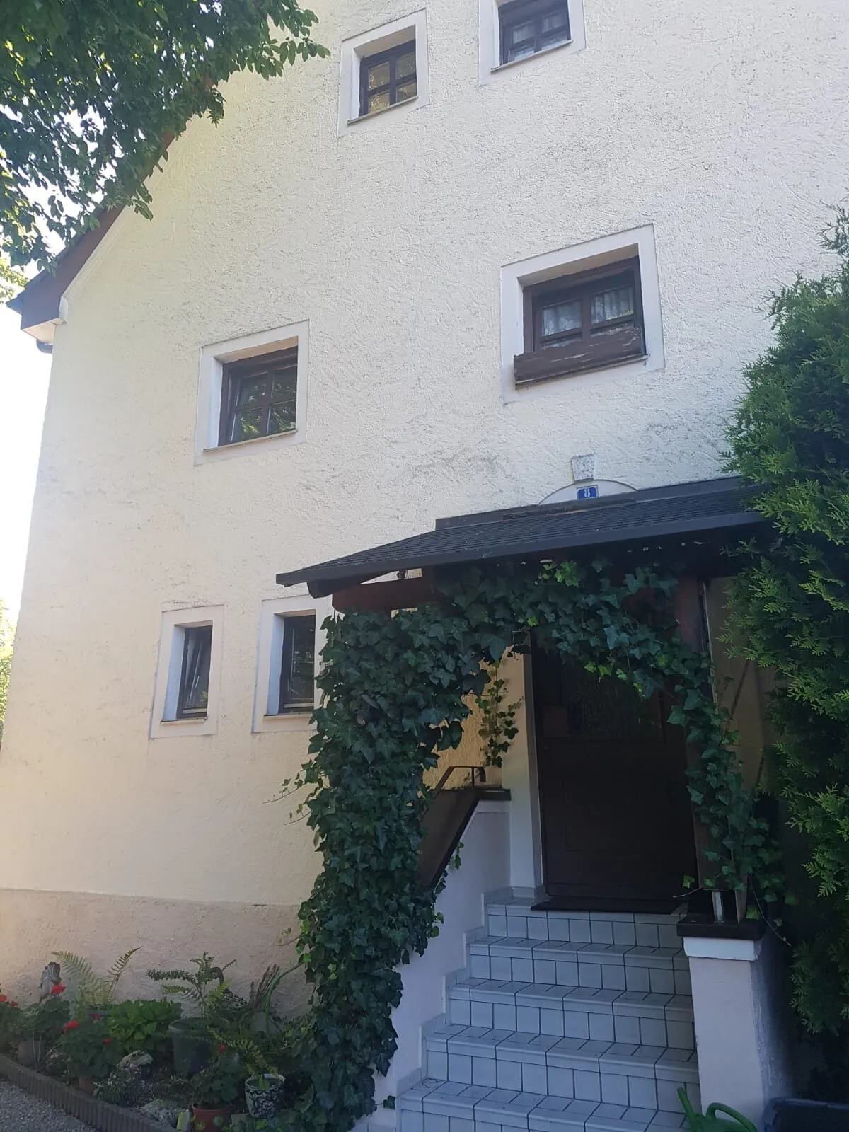 Hauseingang mit Treppe