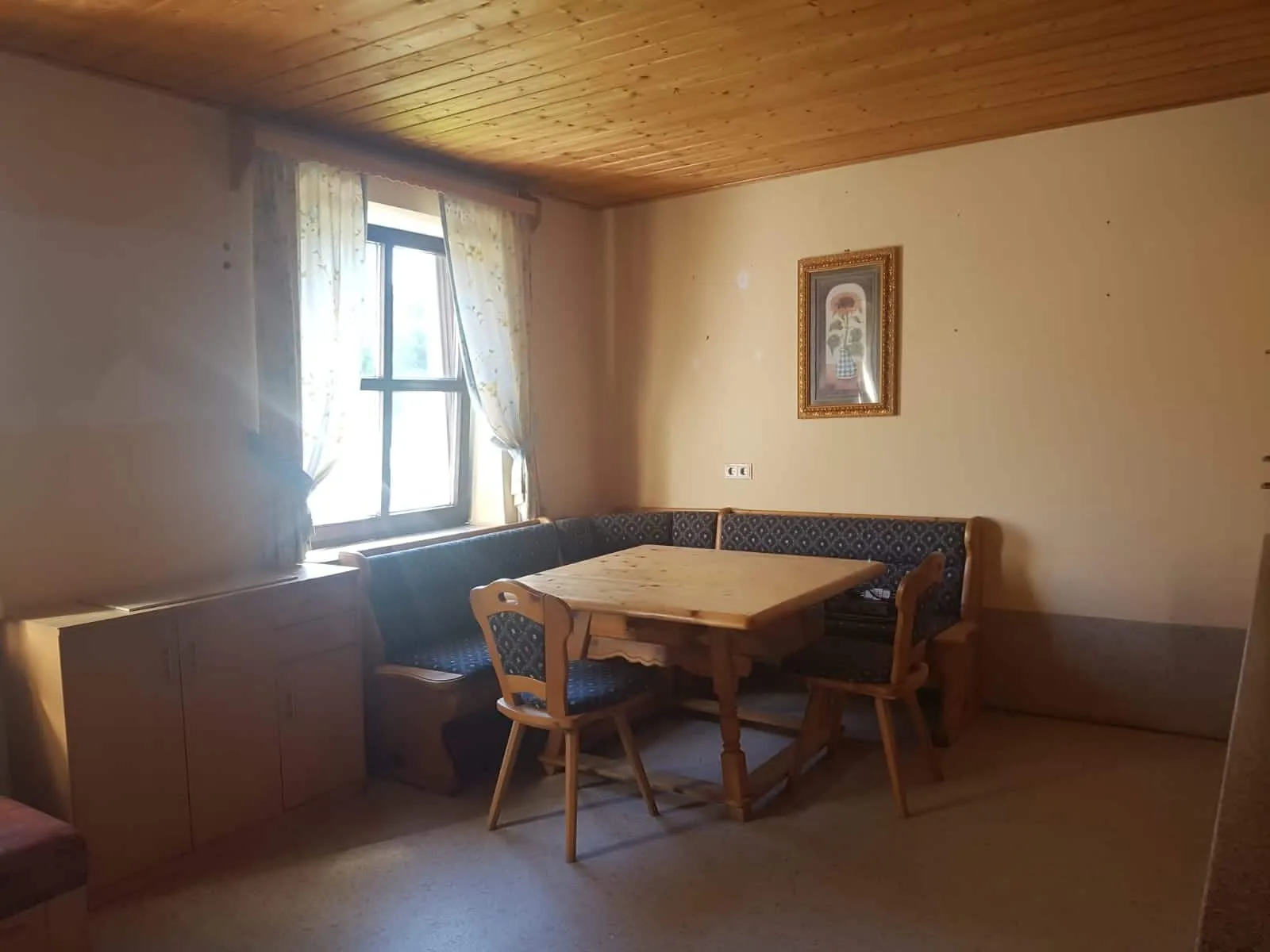 Essbereich mit Eckbank unter Holzdecke
