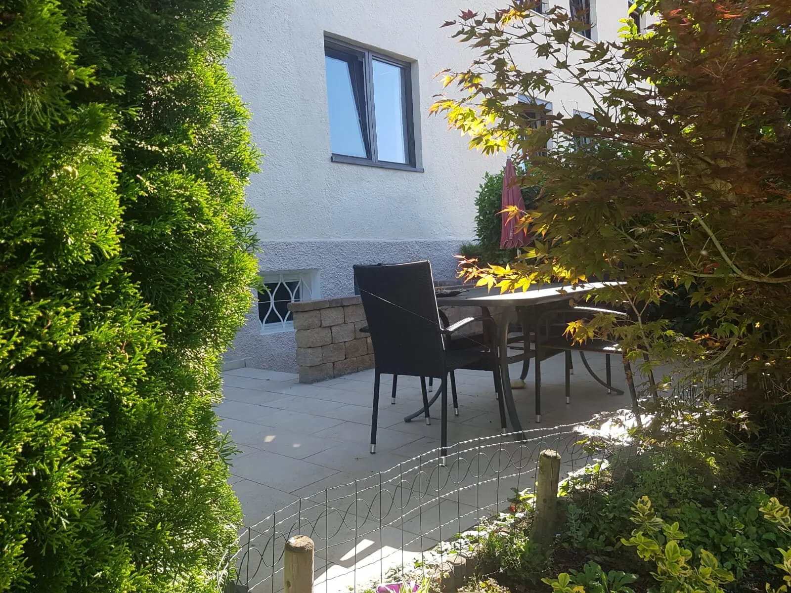 Hausansicht mit Terrasse