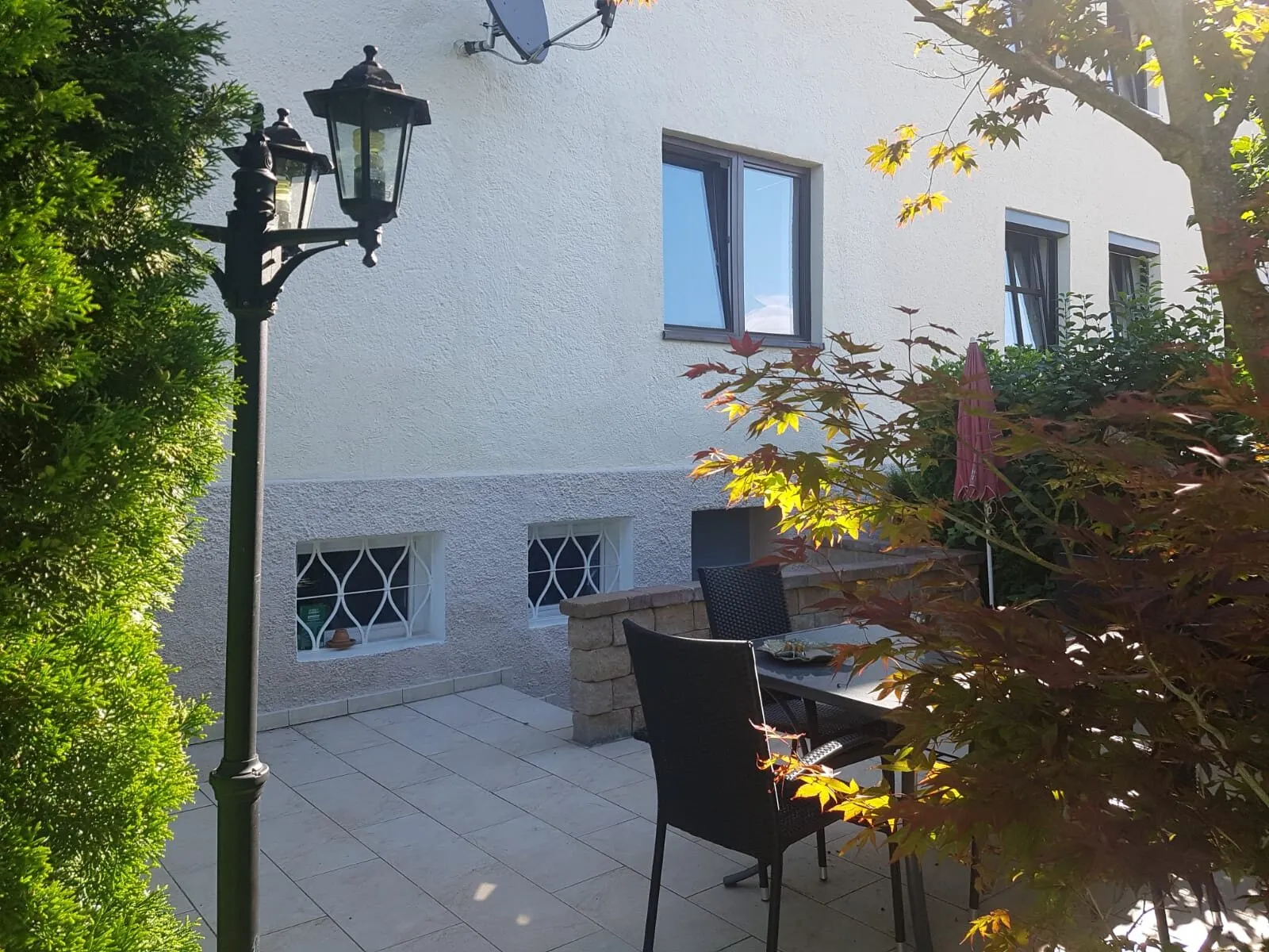 Hausansicht mit Gartenlaterne