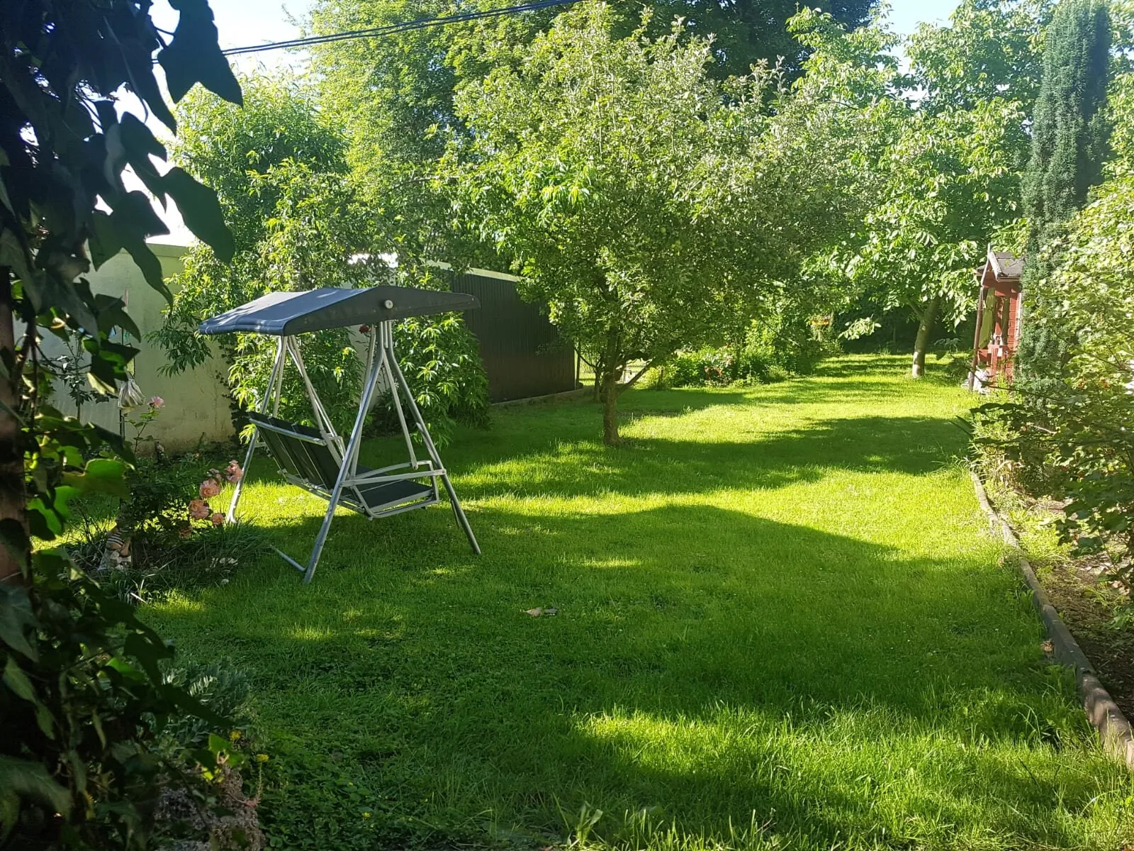 Großer Garten mit Hollywoodschaukel