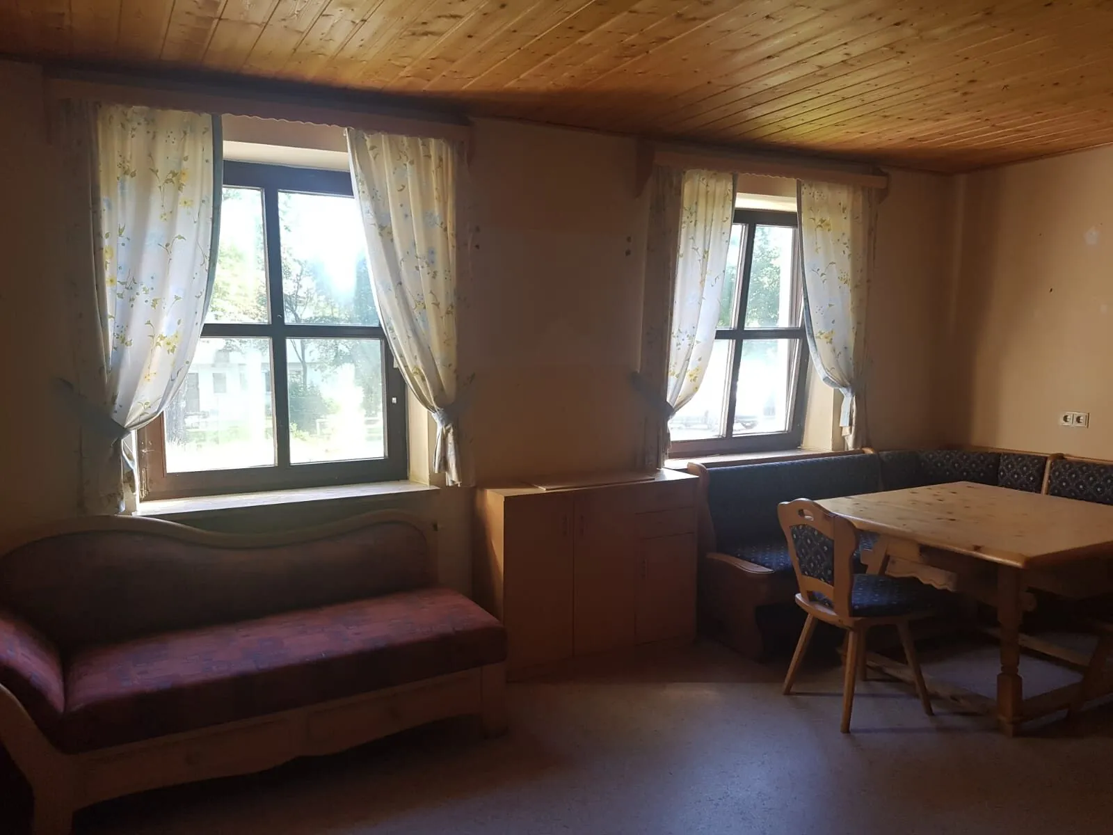 Stube mit Holzdecke