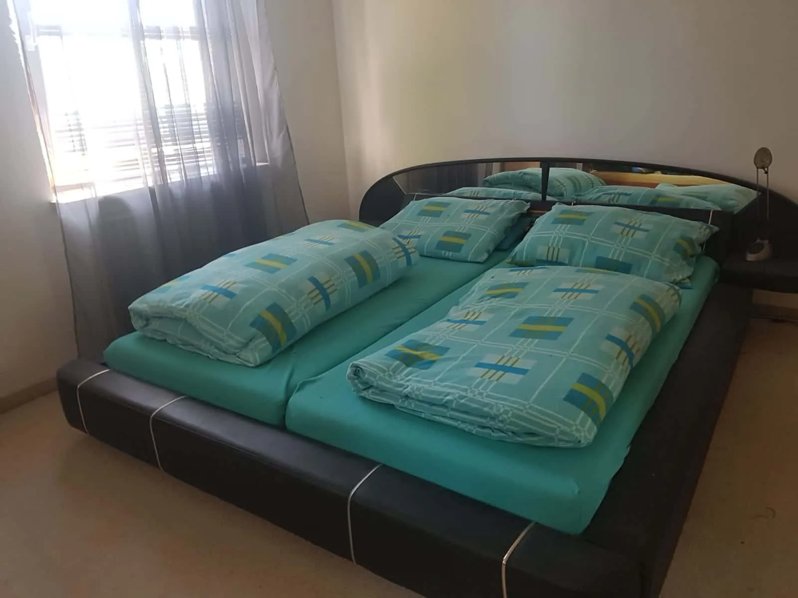 Schlafzimmer mit Doppelbett
