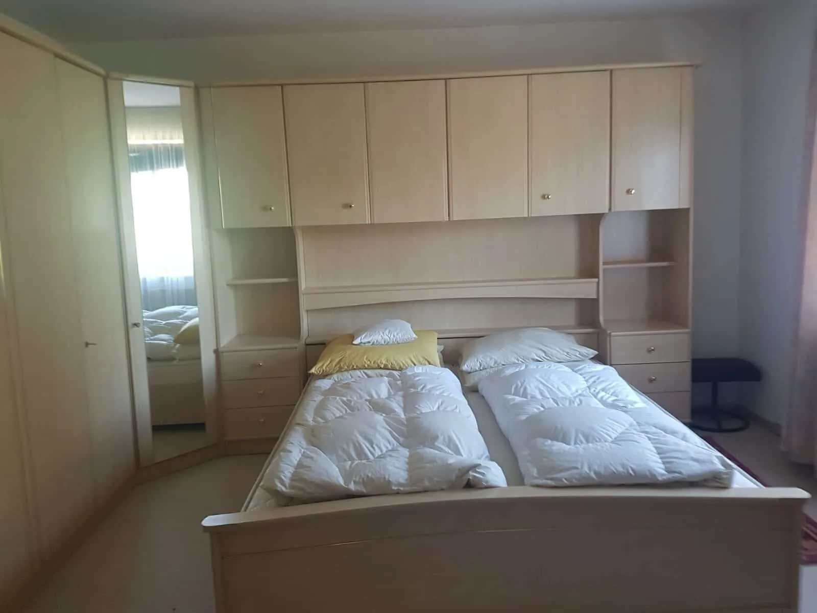 Schlafzimmer mit Überbauschrank