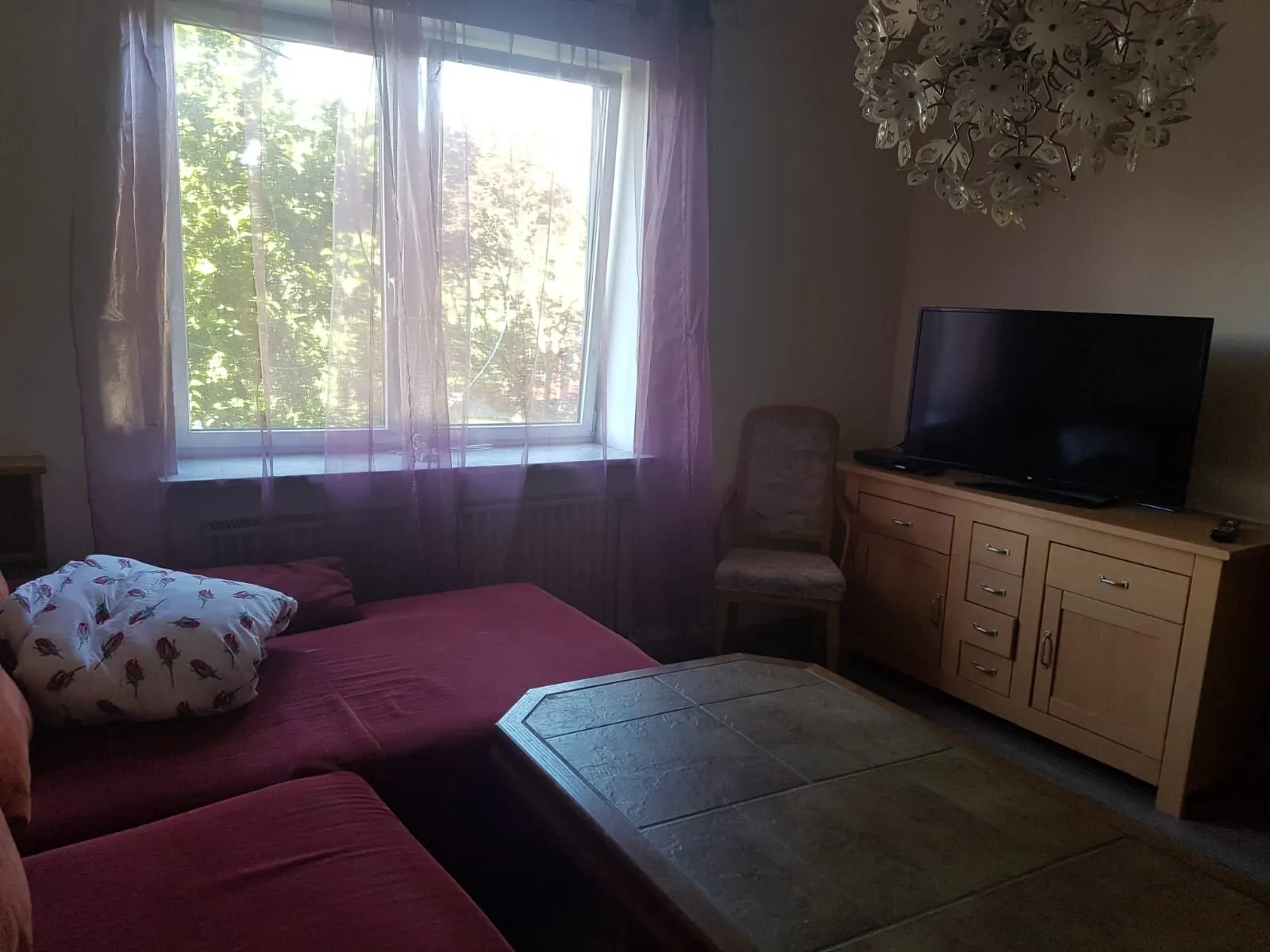Wohnzimmer mit Couch und TV