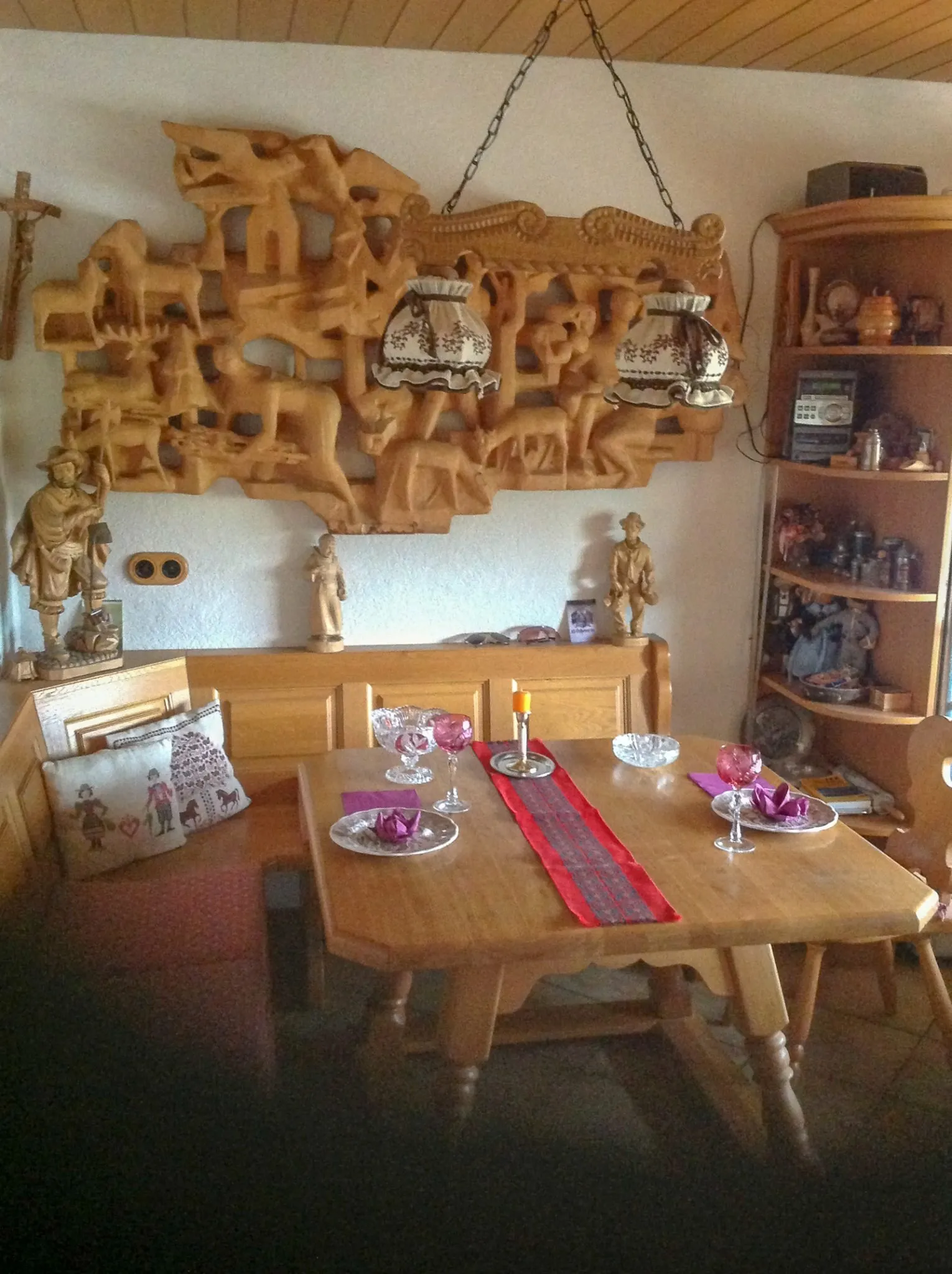 Essecke mit Holzrelief an der Wand