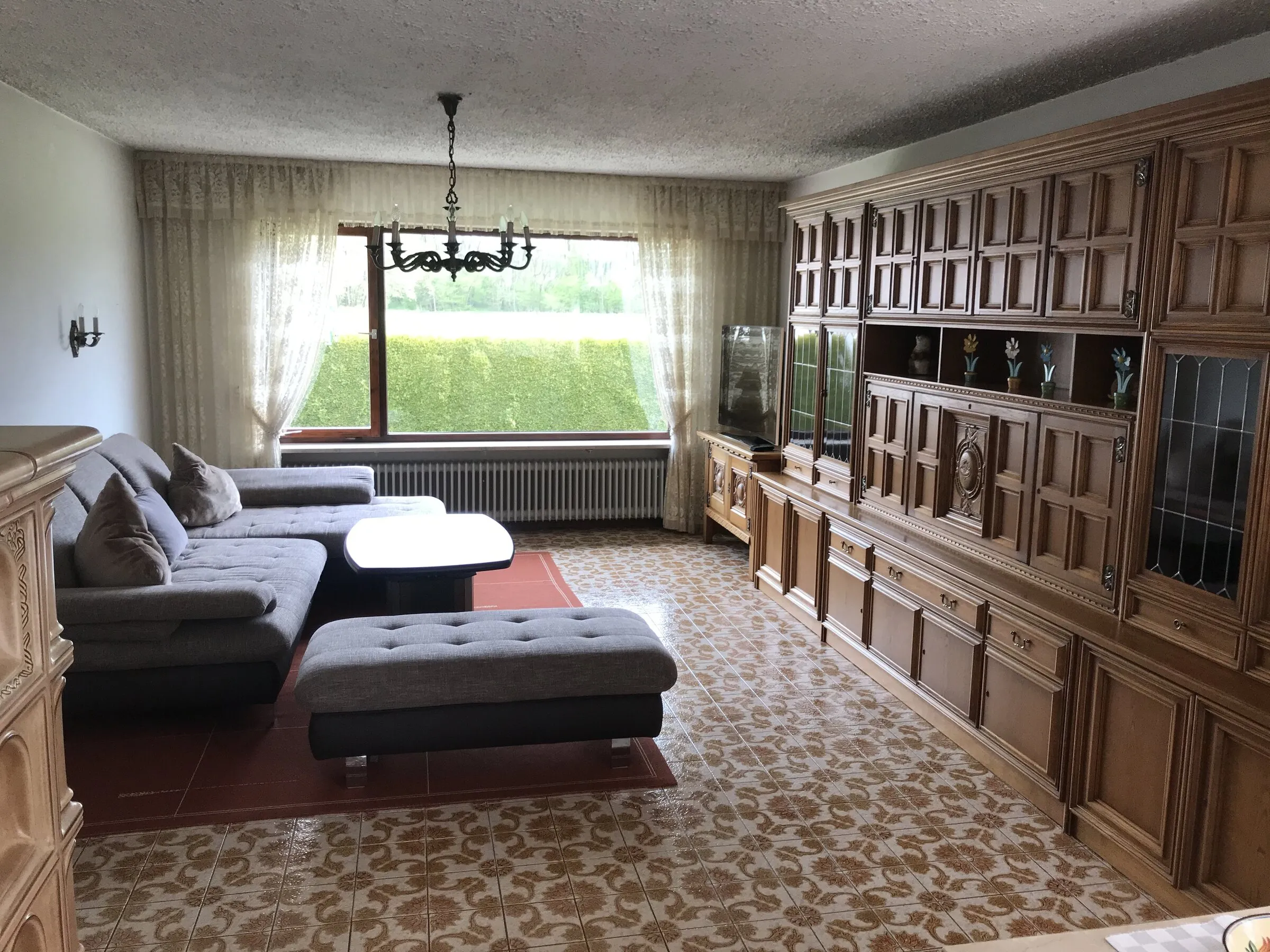 Großes Wohnzimmer mit Schrankwand und Sofa