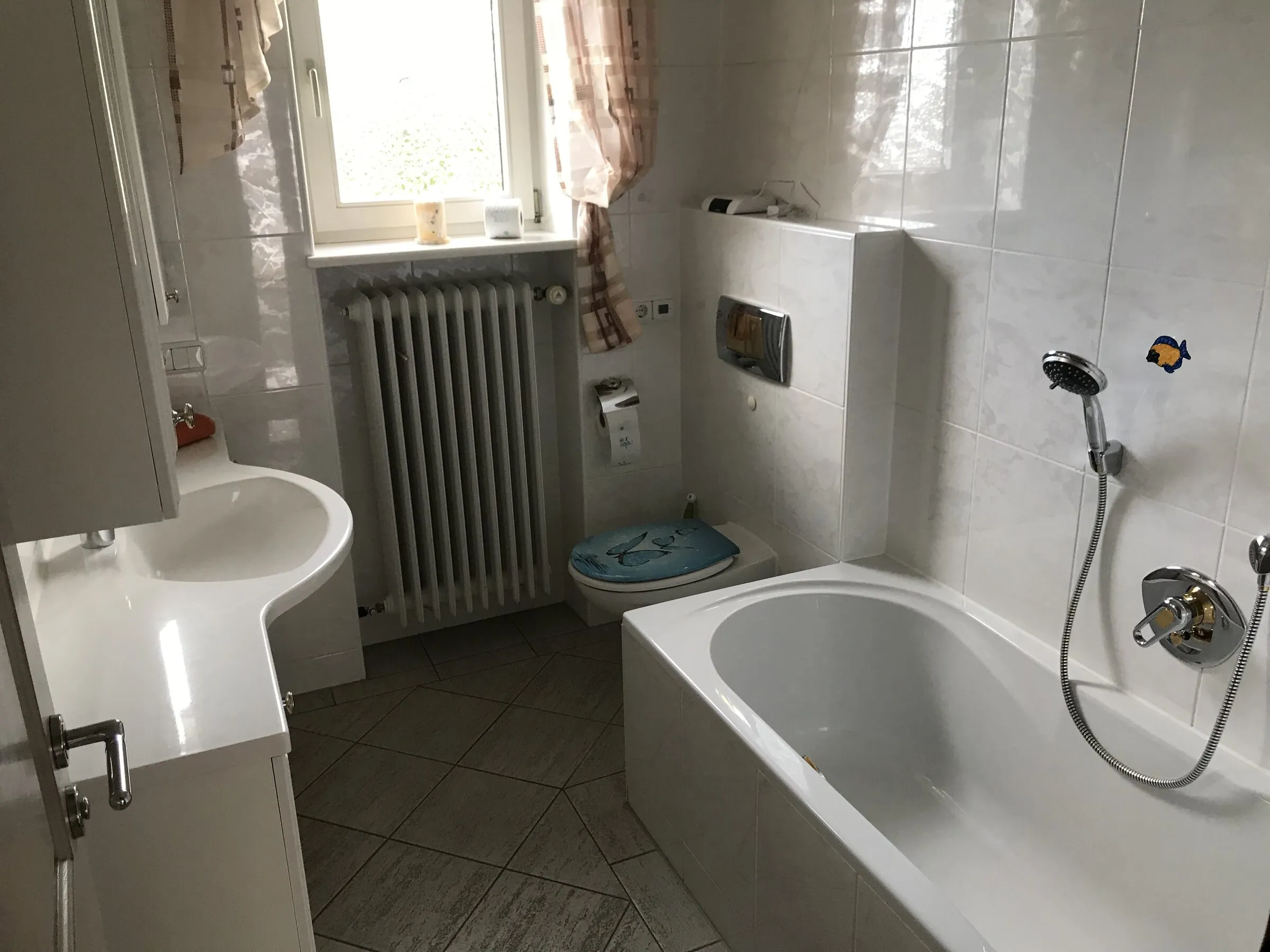 Hauptbad mit Wanne