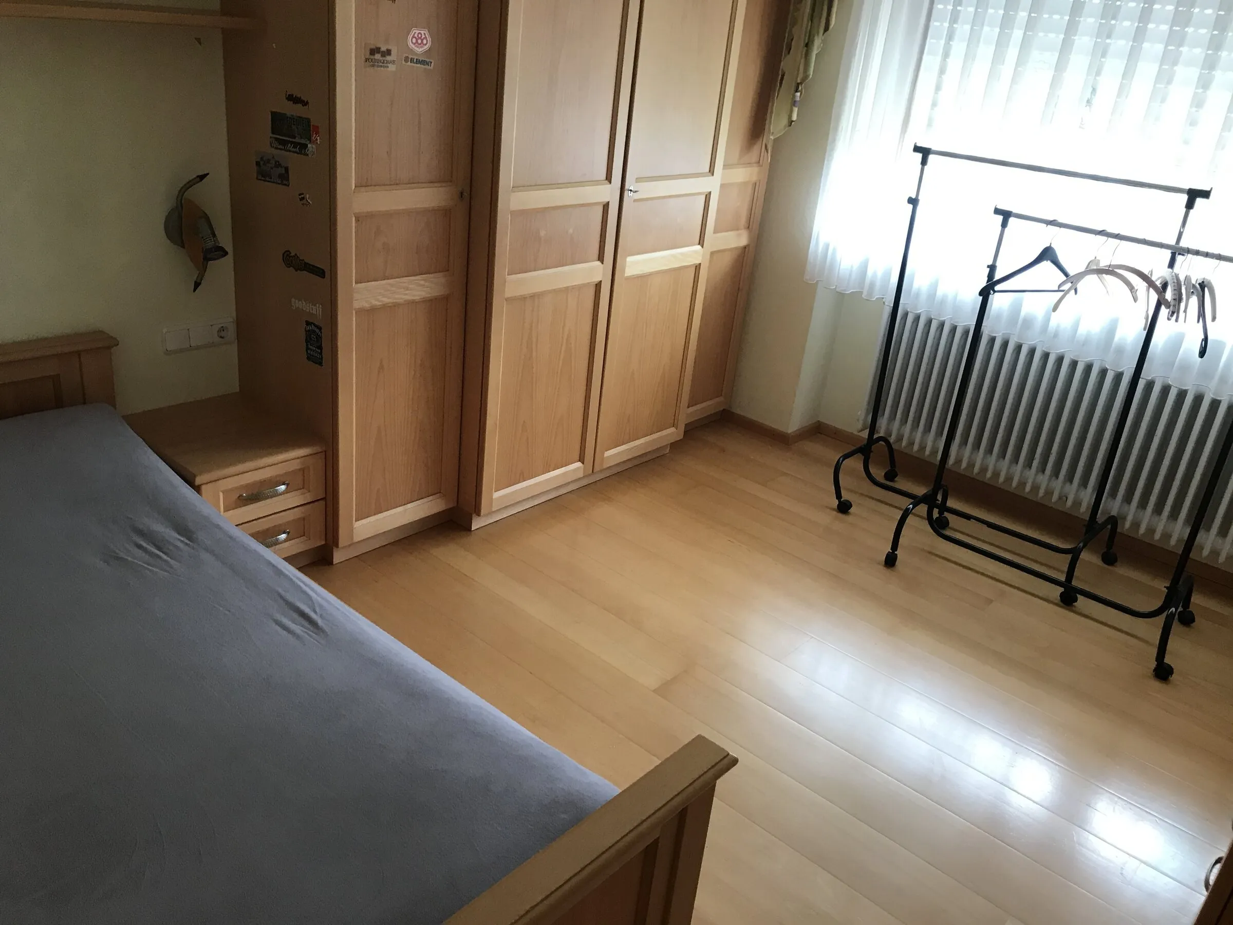 Schlafzimmer mit Kleiderschrank