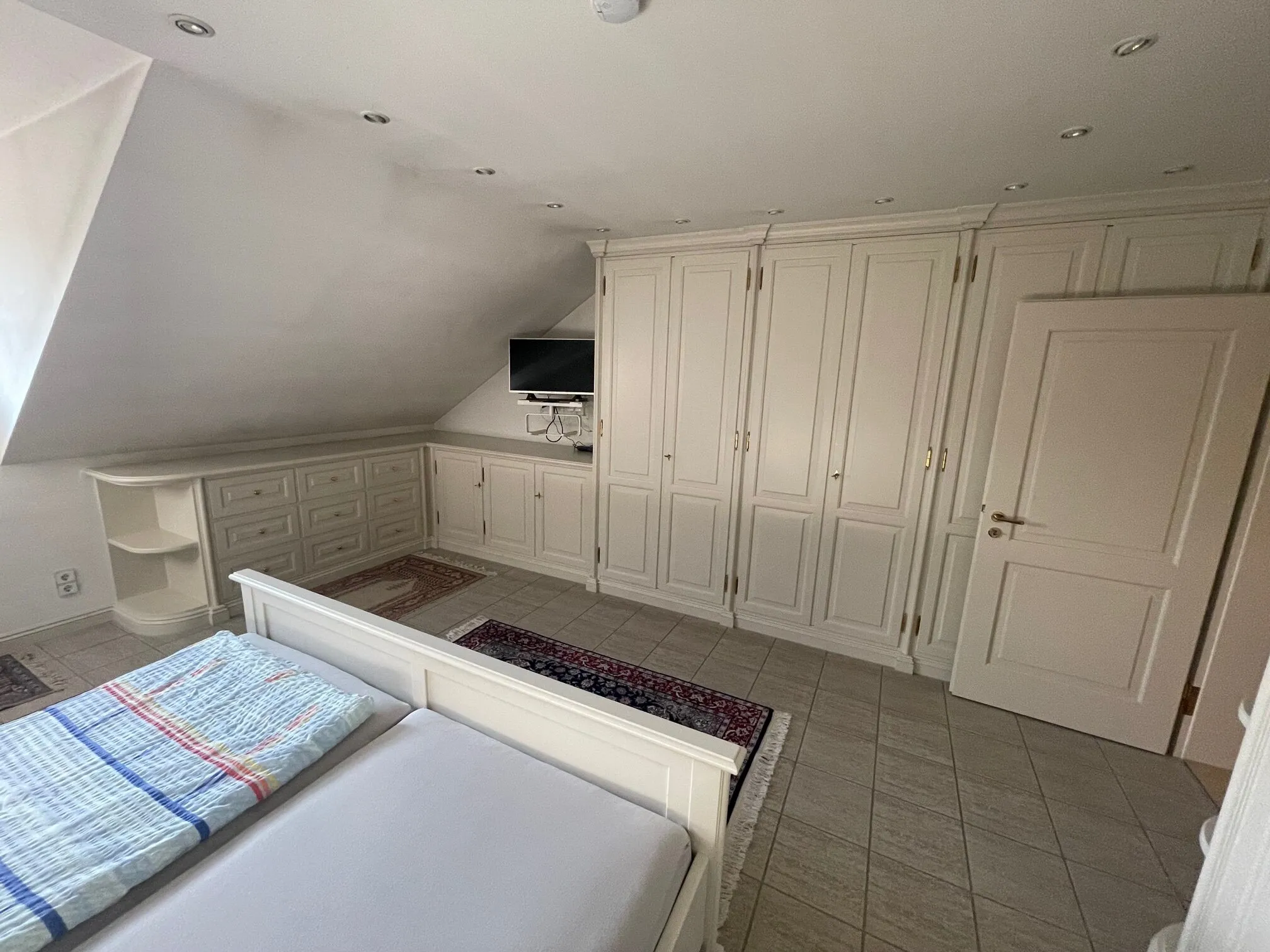 Schlafzimmer unter der Dachschräge