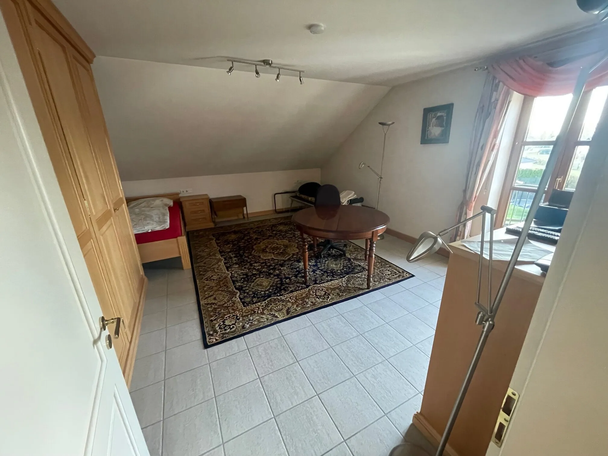 Zimmer mit Sitzecke und Teppich