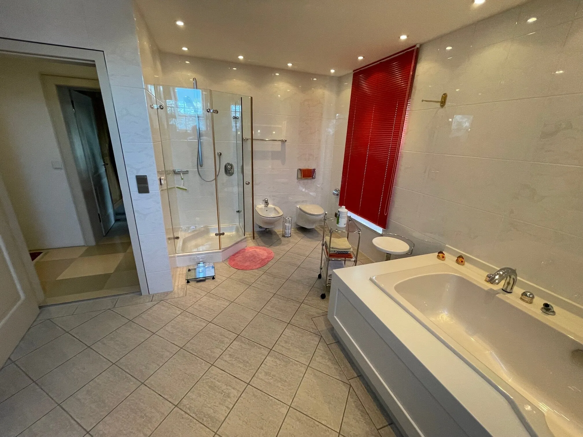 Bad mit Wanne und Glasdusche