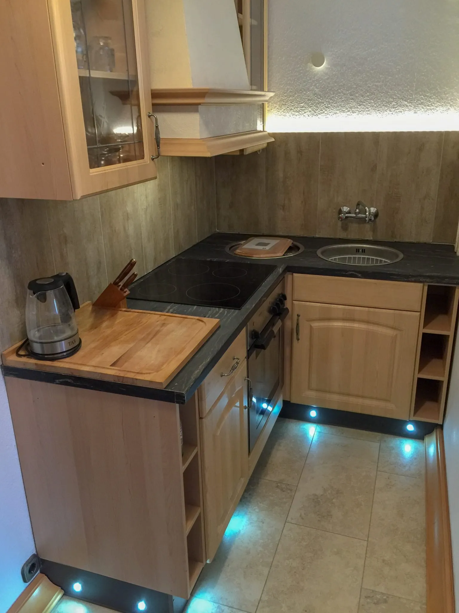 Küche mit Ceranfeld und indirektem Licht