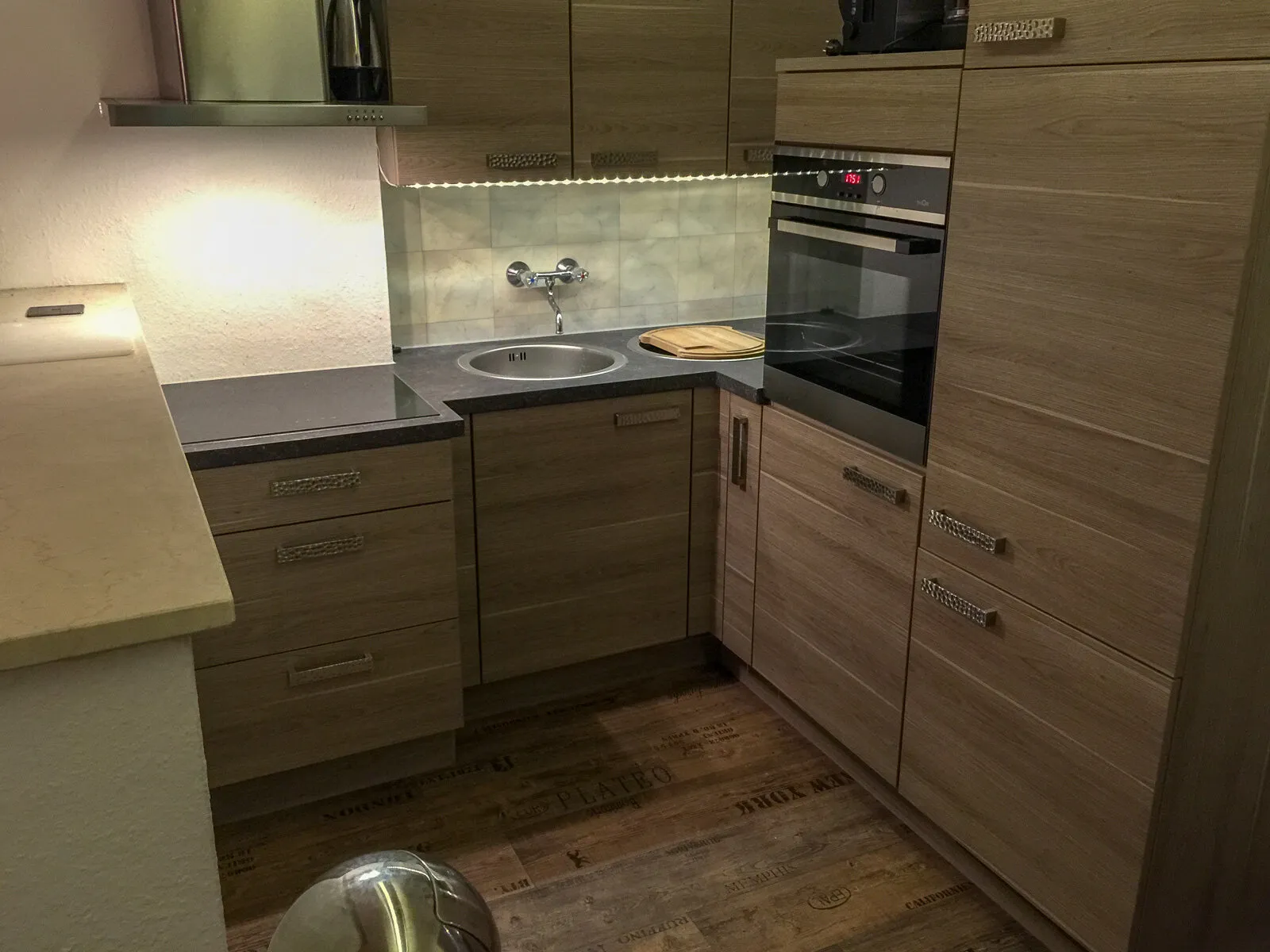 Küche in Holzoptik mit Einbaubackofen