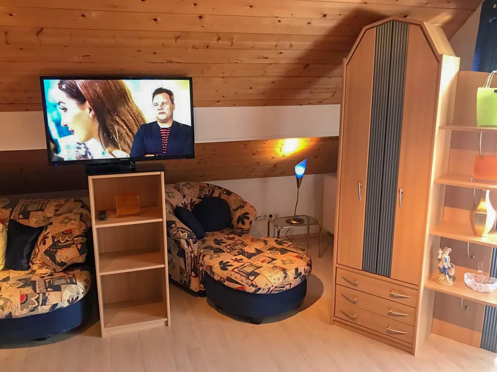 Leseecke mit gemusterten Sesseln und TV