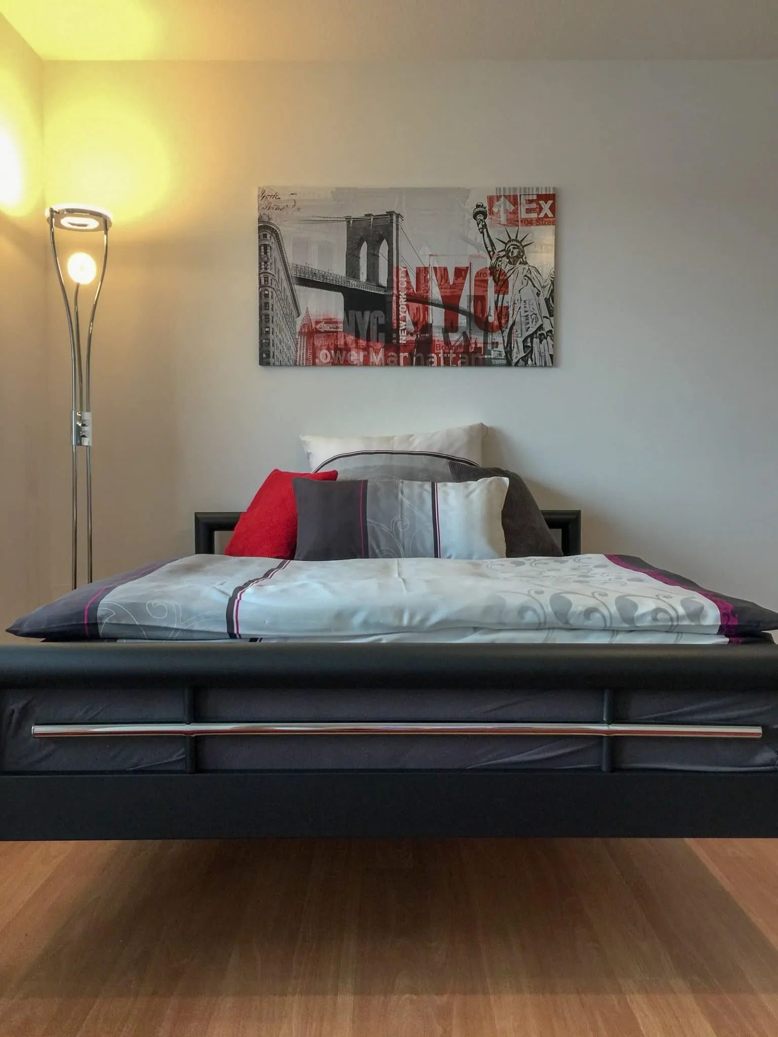 Bett 140 × 200 cm mit Leselampe