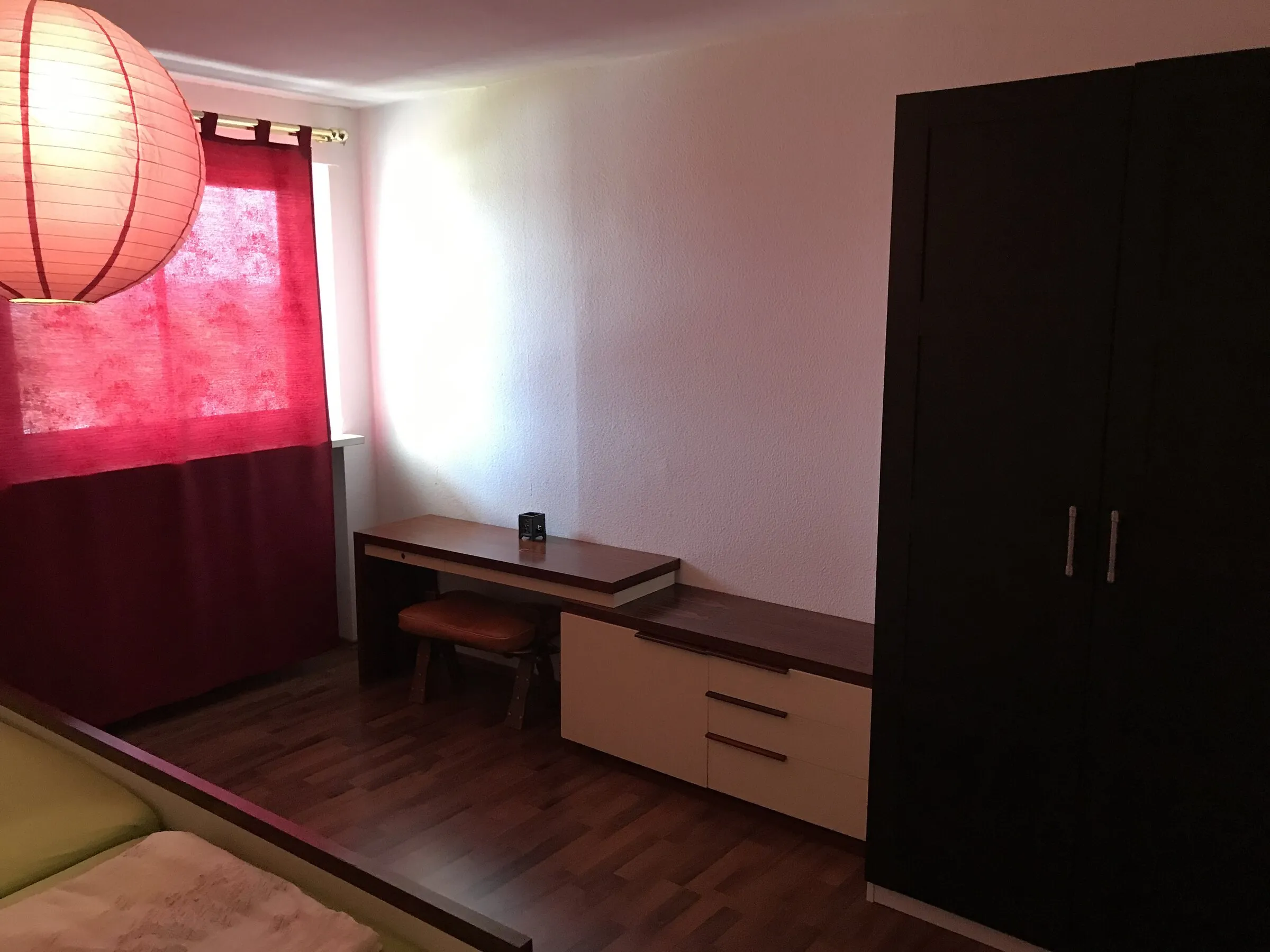 Schlafzimmer mit Schreibtisch und Kleiderschrank