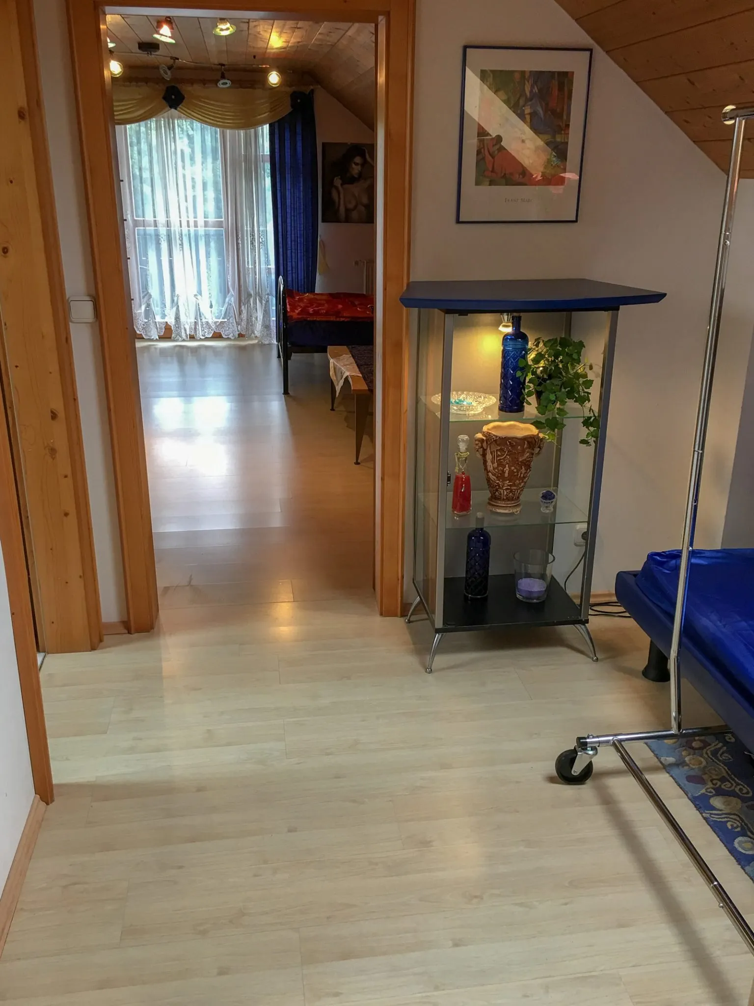 Flur mit Blick in den Wohnbereich