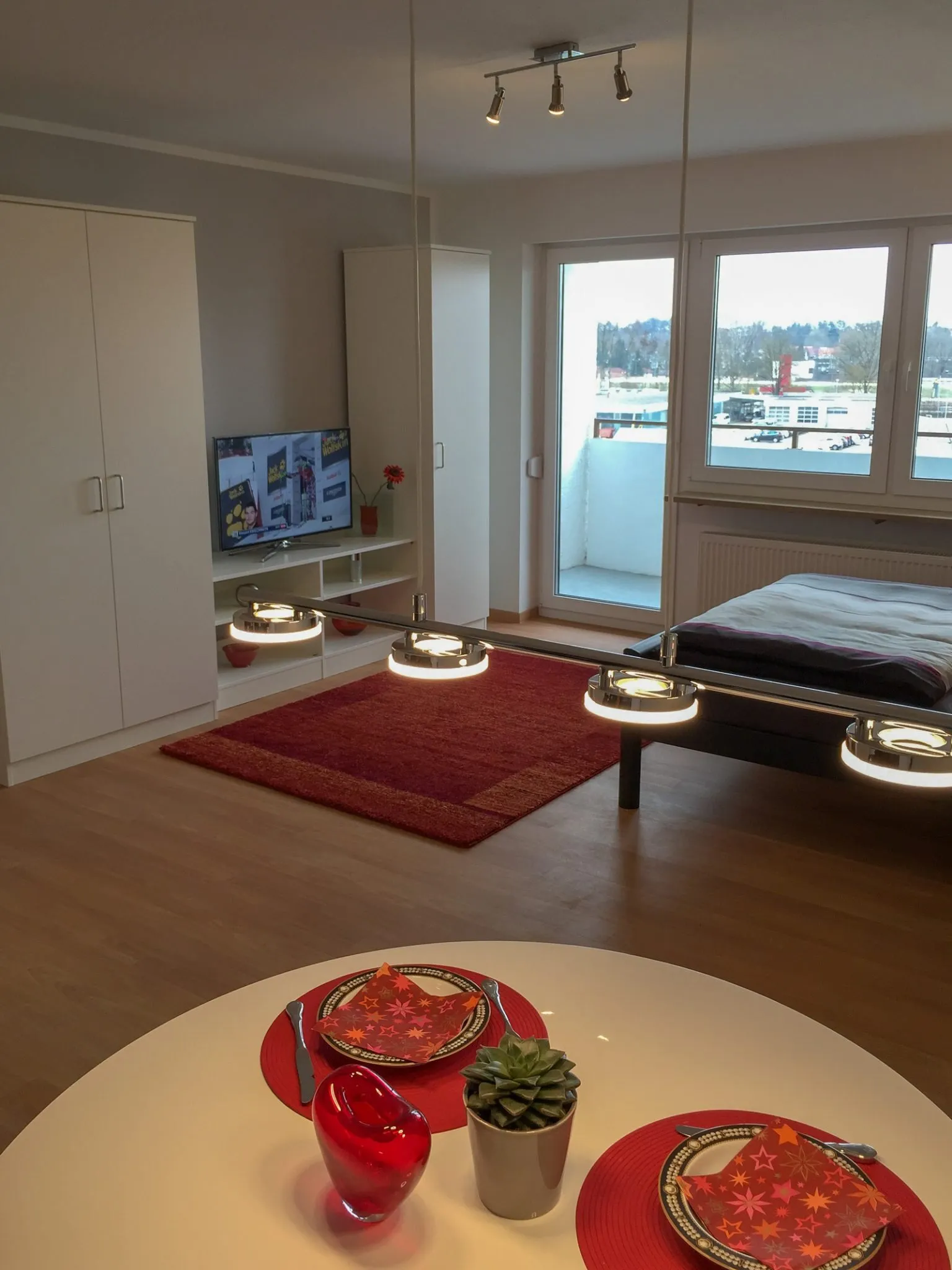 Wohn- und Schlafraum mit Fensterfront