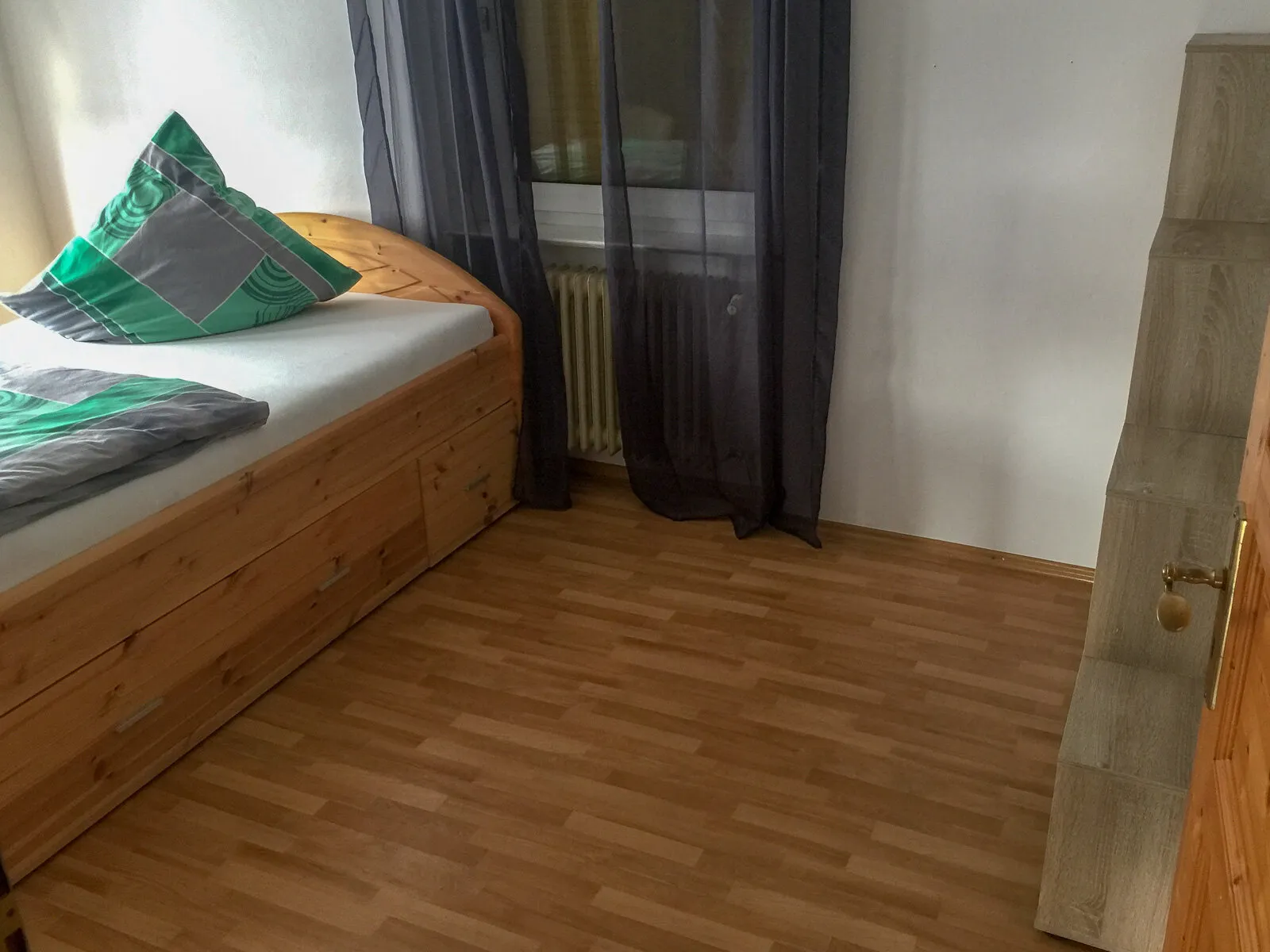Zimmer mit Sesseln und Bett