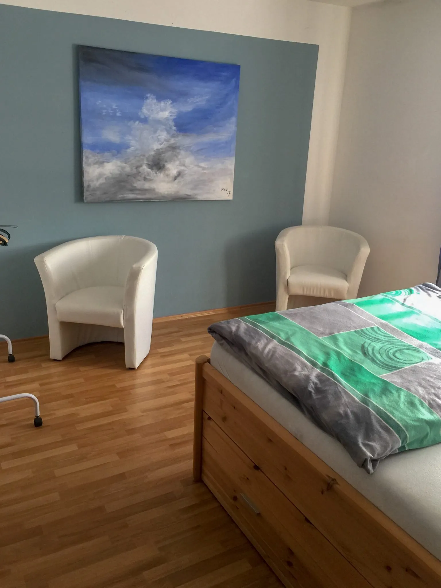 Schlafzimmer mit Bild am Fenster