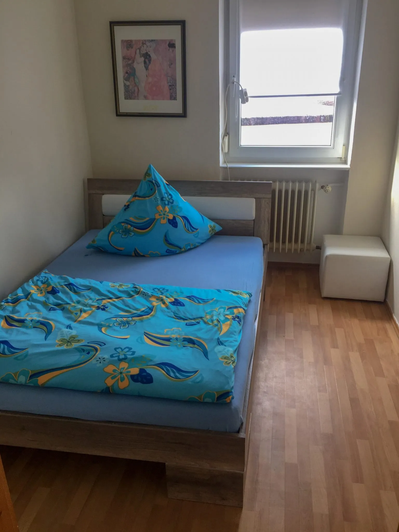 Schlafzimmer mit Holzbett