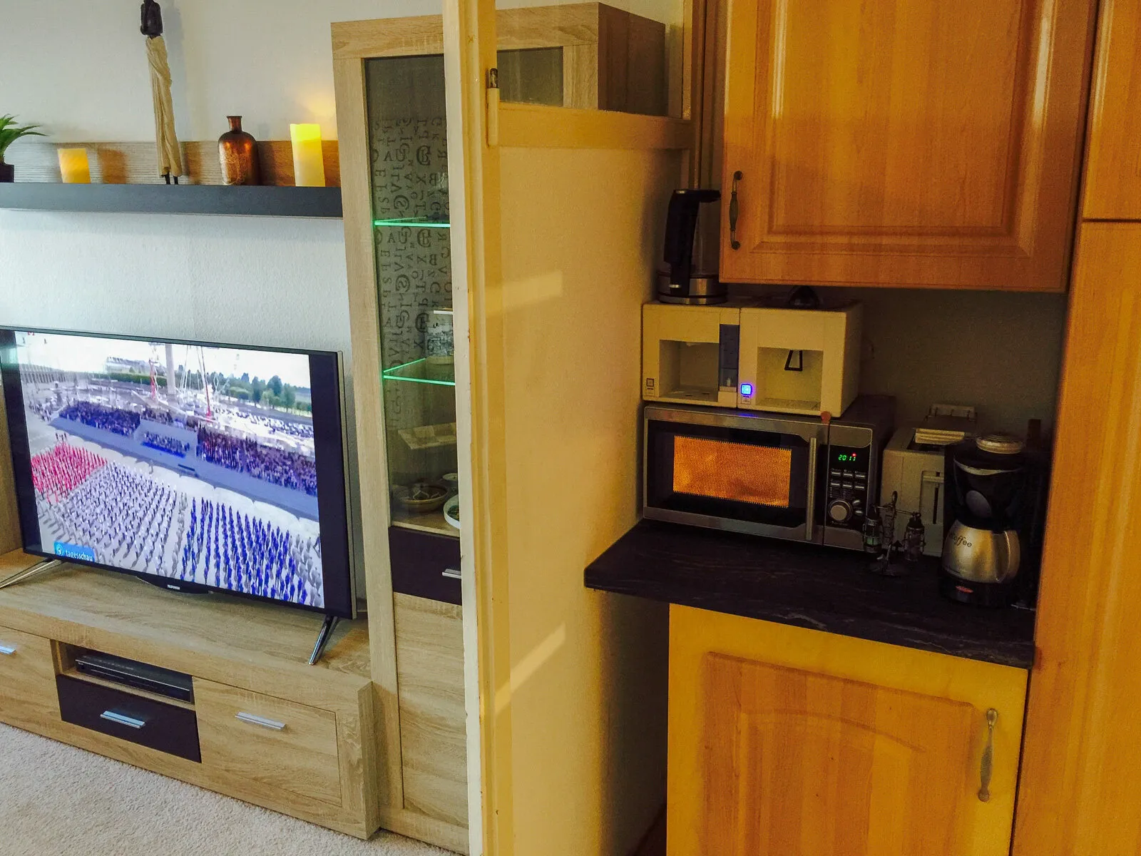 Wohnwand mit TV und Küchenzeile