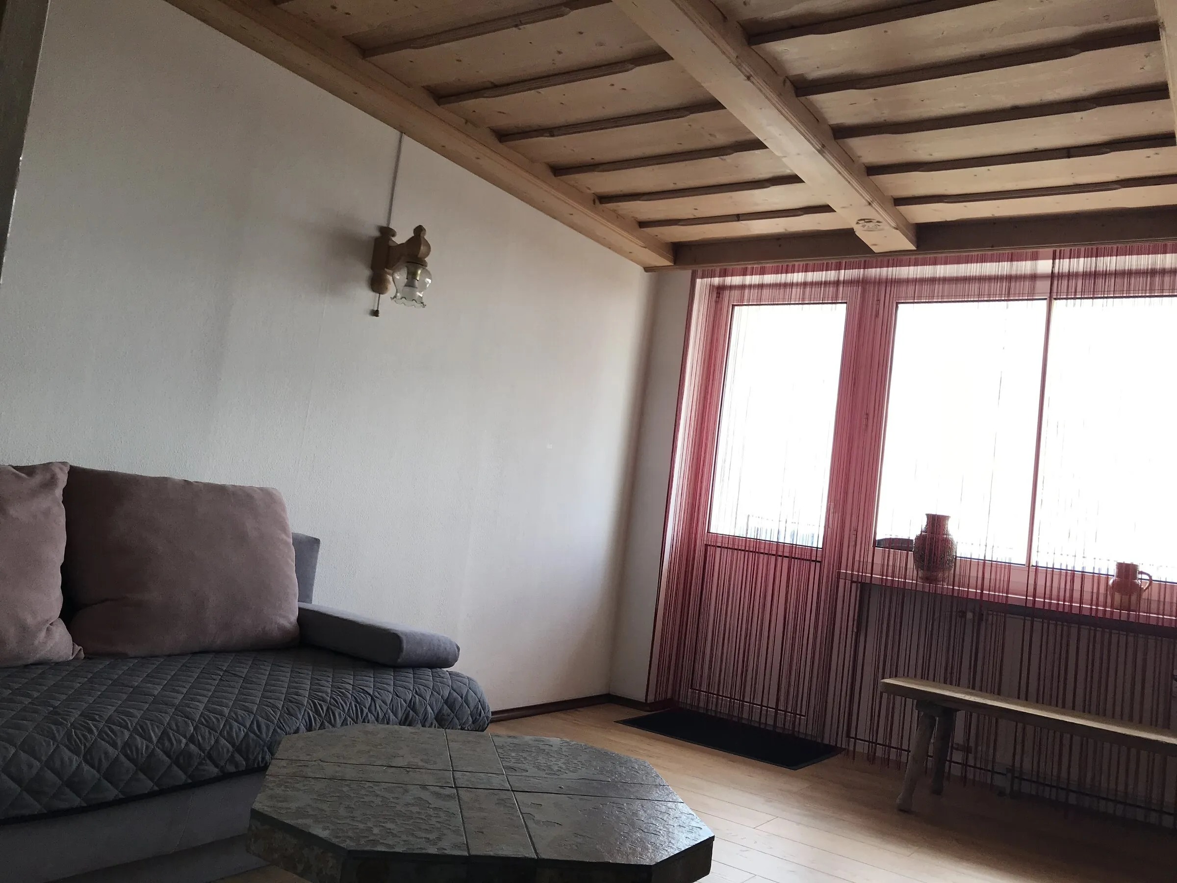 Sofaecke unter der Holzbalkendecke